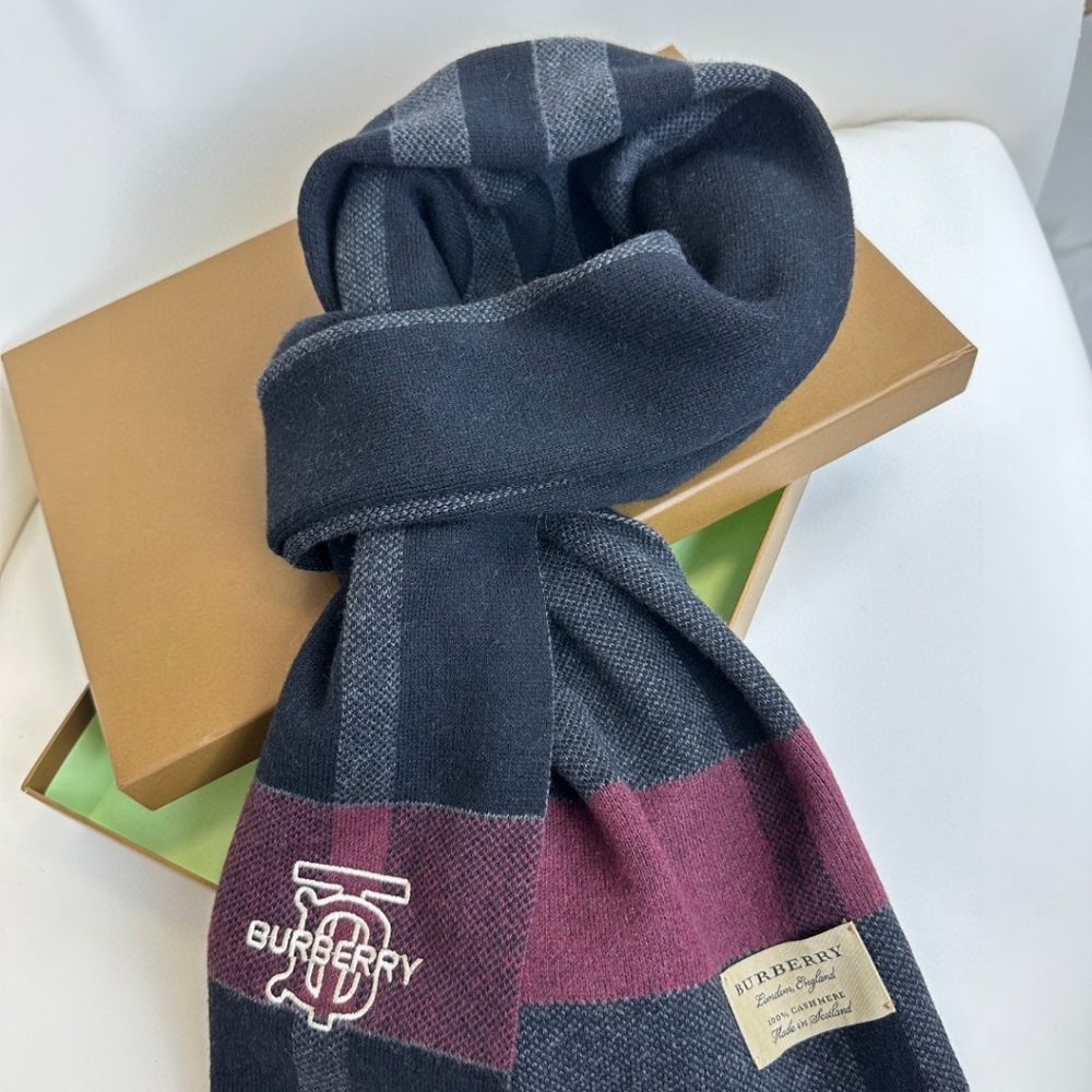 Burberry women's fashion knitted scarf - Picture 3 of 8